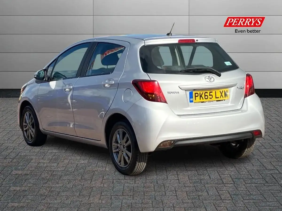 2015-toyota-yaris-133-icon-vvt-i-5d-big-1