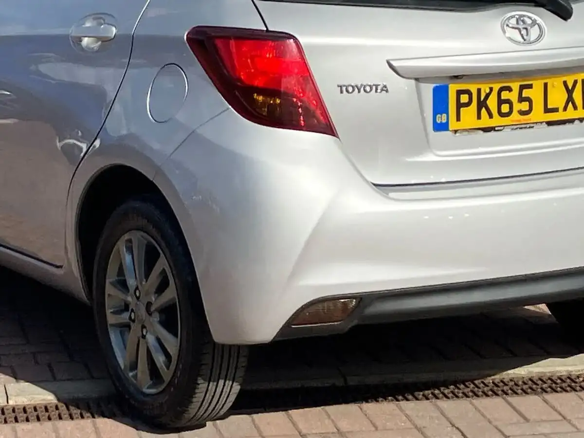2015-toyota-yaris-133-icon-vvt-i-5d-big-25