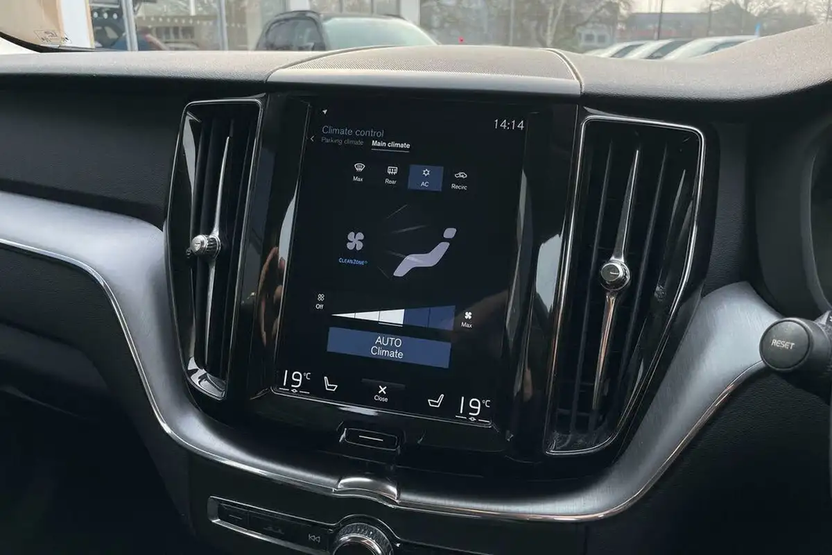2018-volvo-xc60-20td-d4-momentum-4x4-big-36