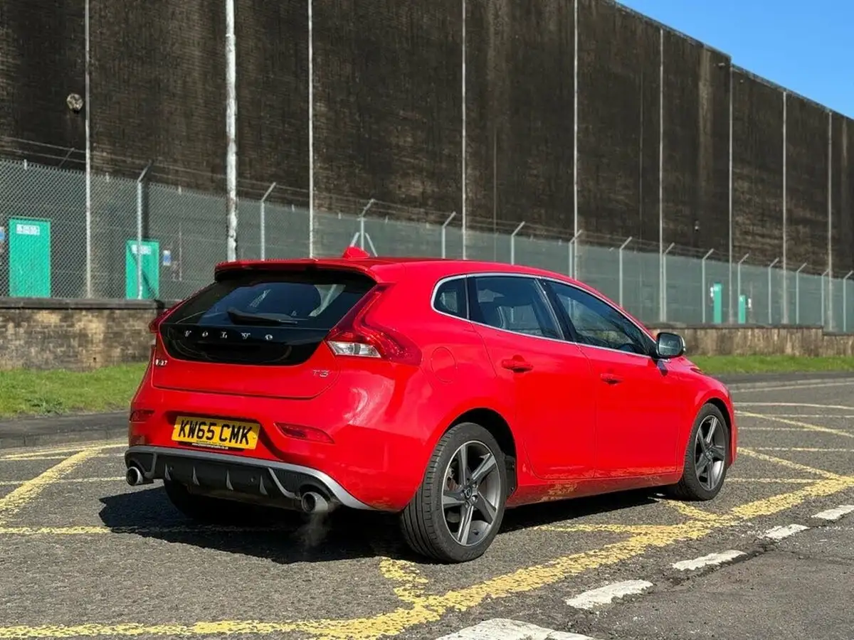 2015-volvo-v40-20-t3-r-design-nav-big-3