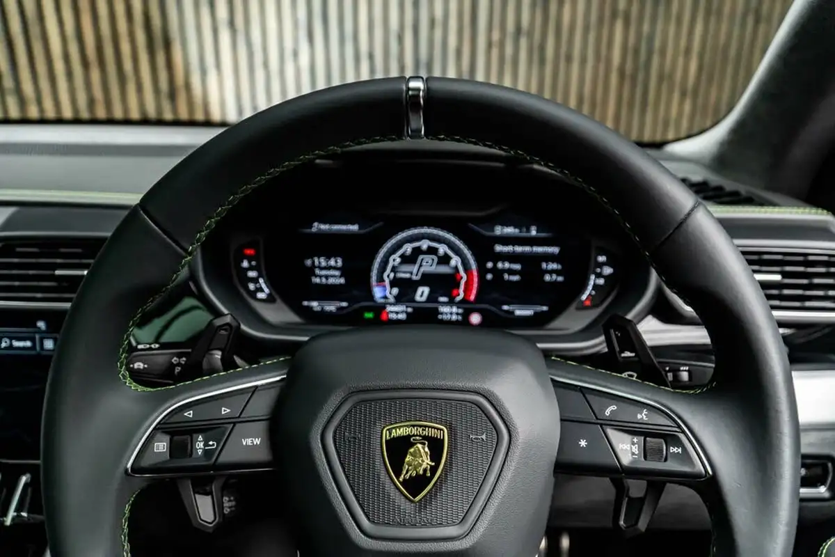 2021-lamborghini-urus-40-no-trim-big-32