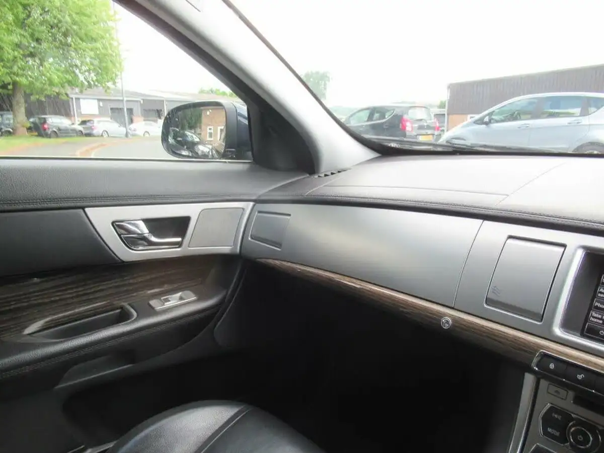 2015-jaguar-xf-22td-luxury-200ps-sportbrake-5d-big-22
