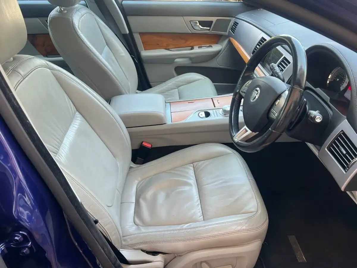2010-jaguar-xf-30-luxury-big-24