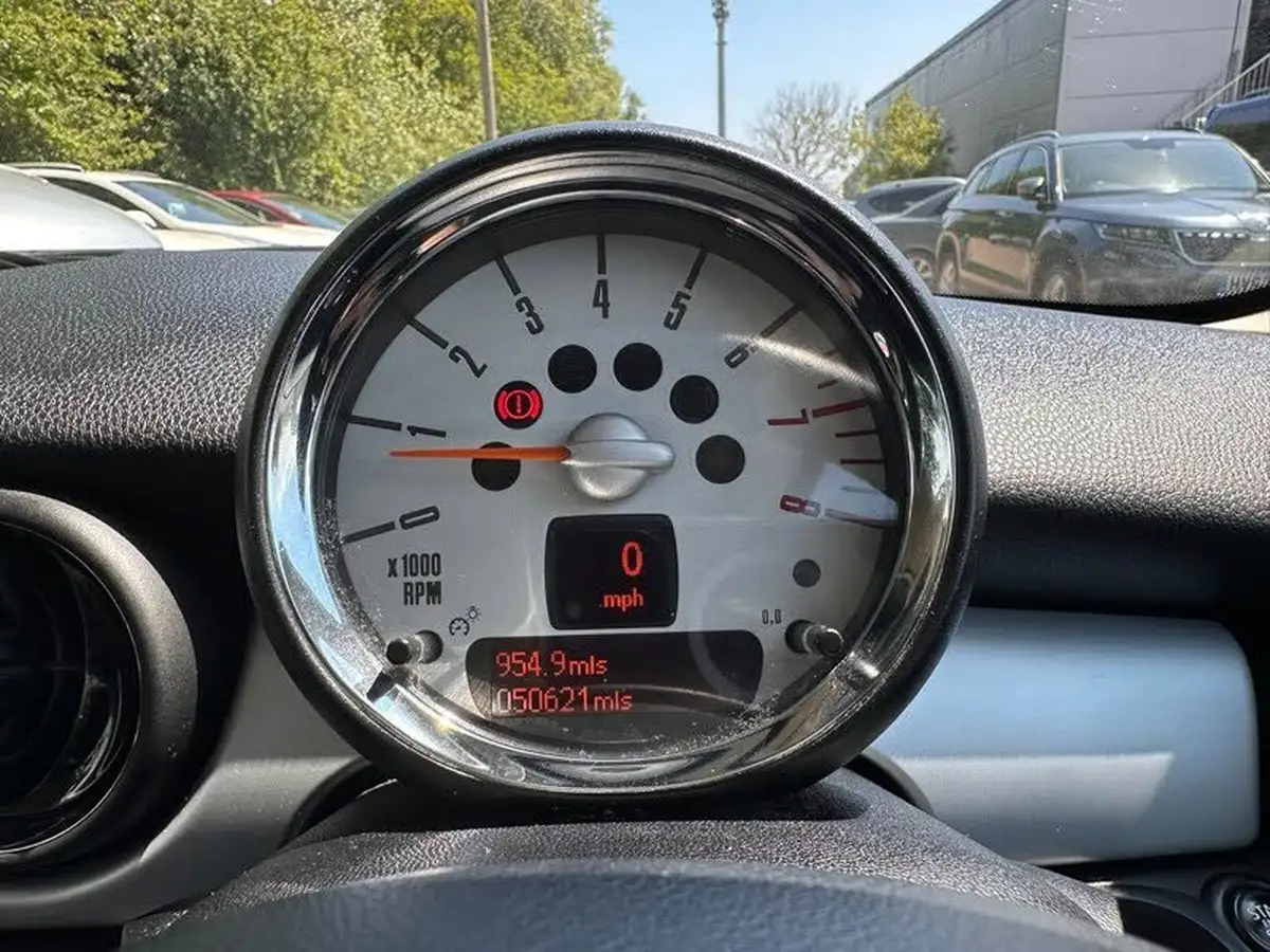 2013-mini-cooper-16-one-98bhp-sport-chili-hatchback-3d-big-12