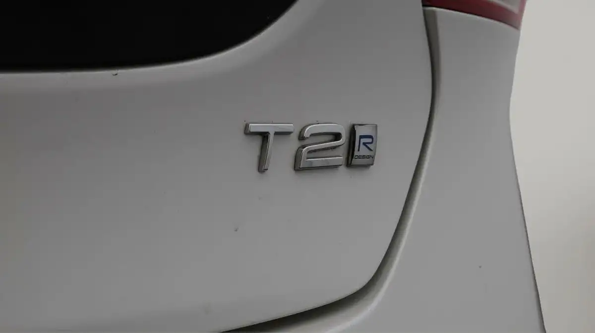 2018-volvo-v40-15-t2-r-design-nav-plus-big-21