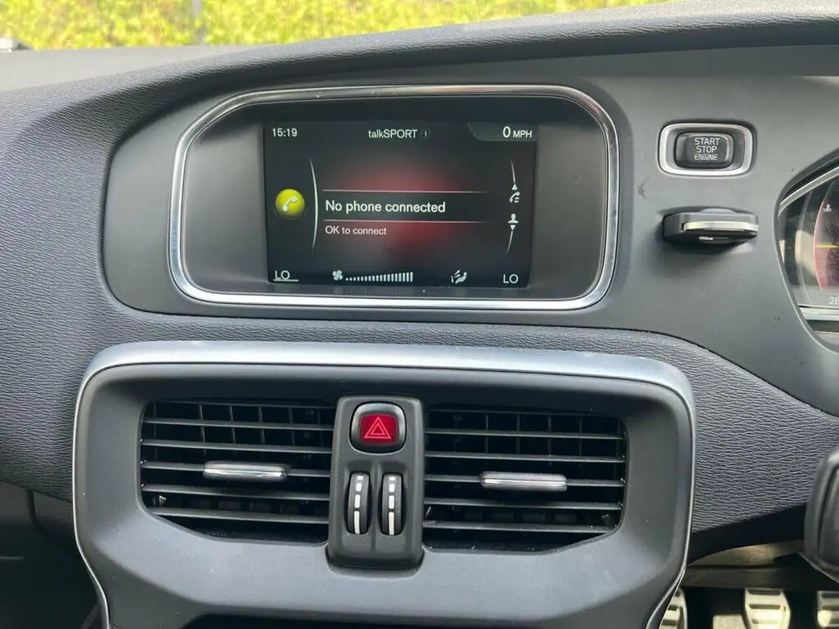 2016-volvo-v40-20-t2-r-design-nav-plus-big-13