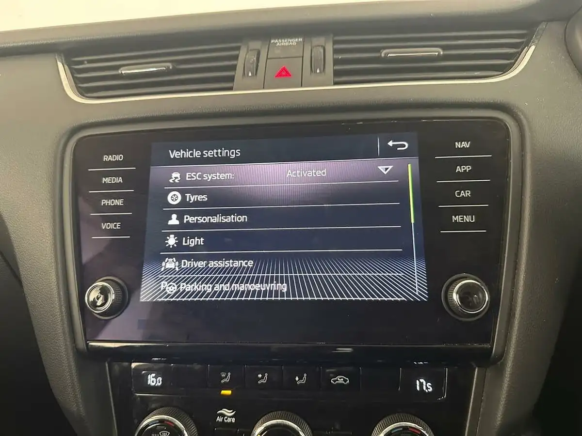 2019-skoda-octavia-16tdi-se-technology-estate-big-45