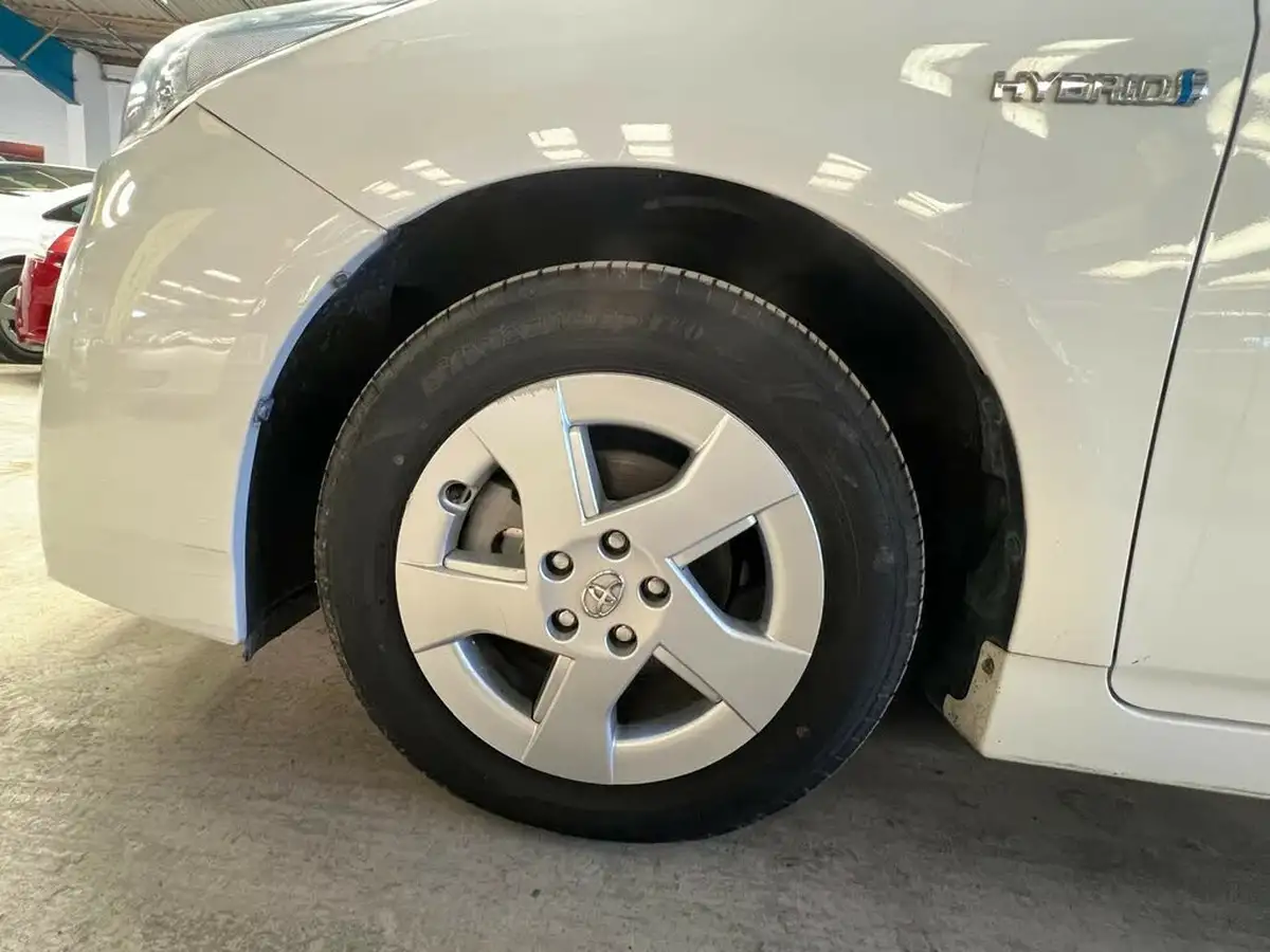 2011-toyota-prius-big-12