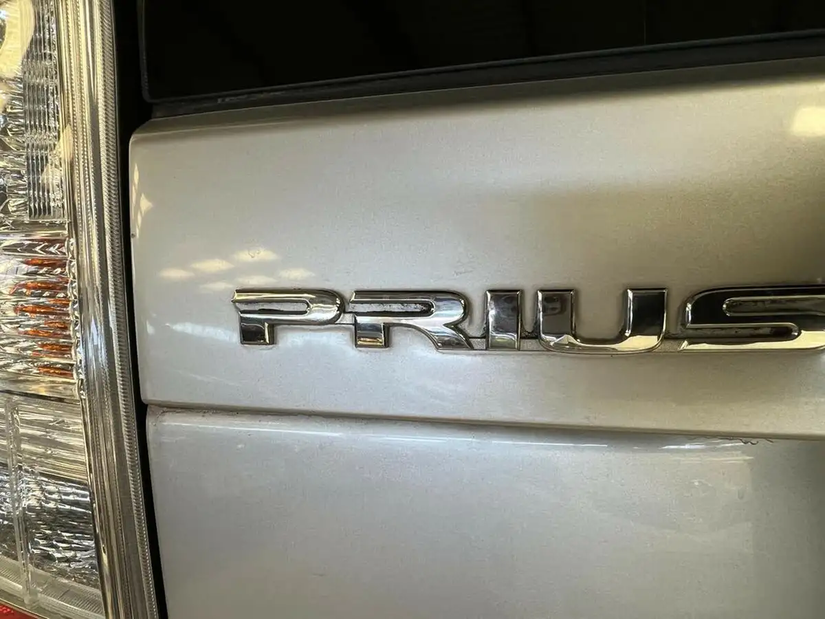 2010-toyota-prius-big-25