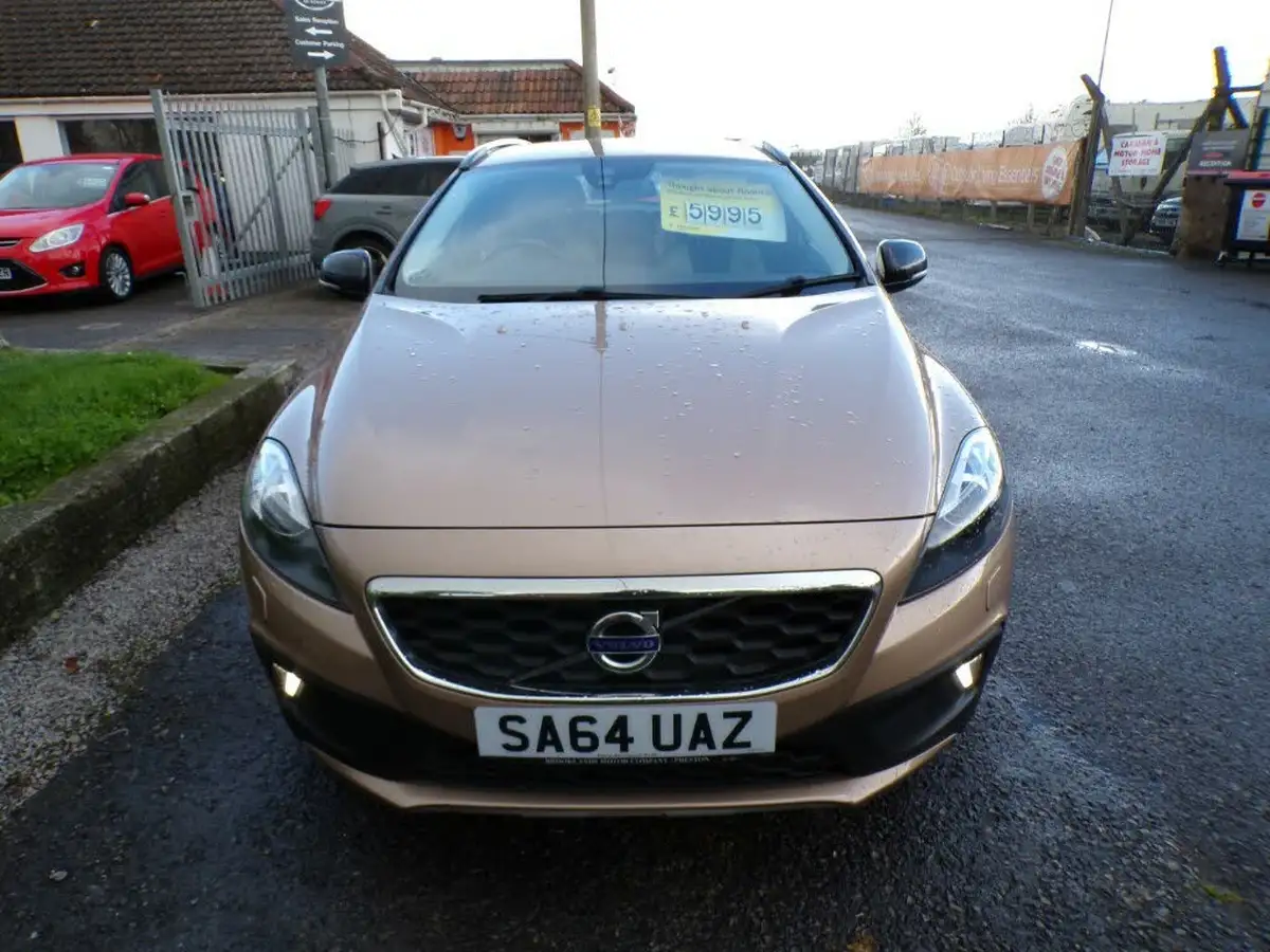2014-volvo-v40-16td-d2-cross-country-lux-big-1