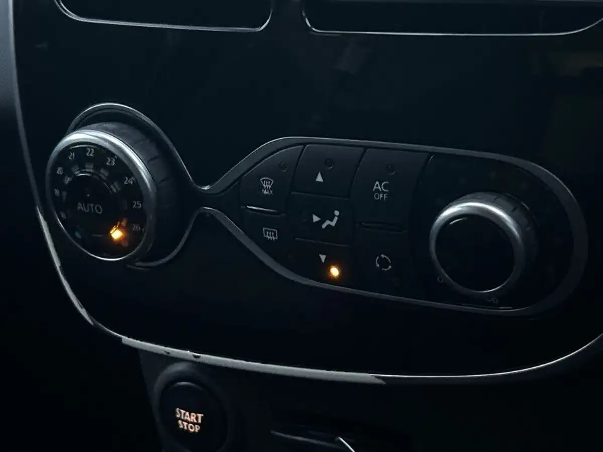 2015-renault-clio-09-tce-dynamique-s-nav-big-27
