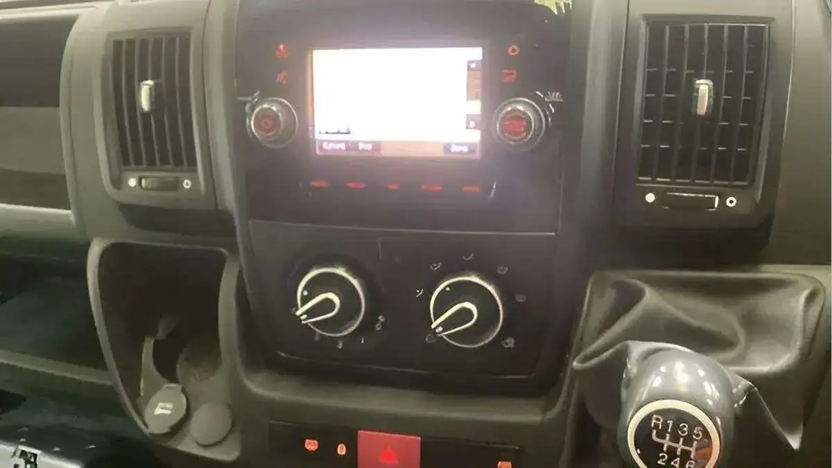 2021-peugeot-boxer-22-bluehdi-professional-435-l4-h2-140bhpeu6dt-big-6