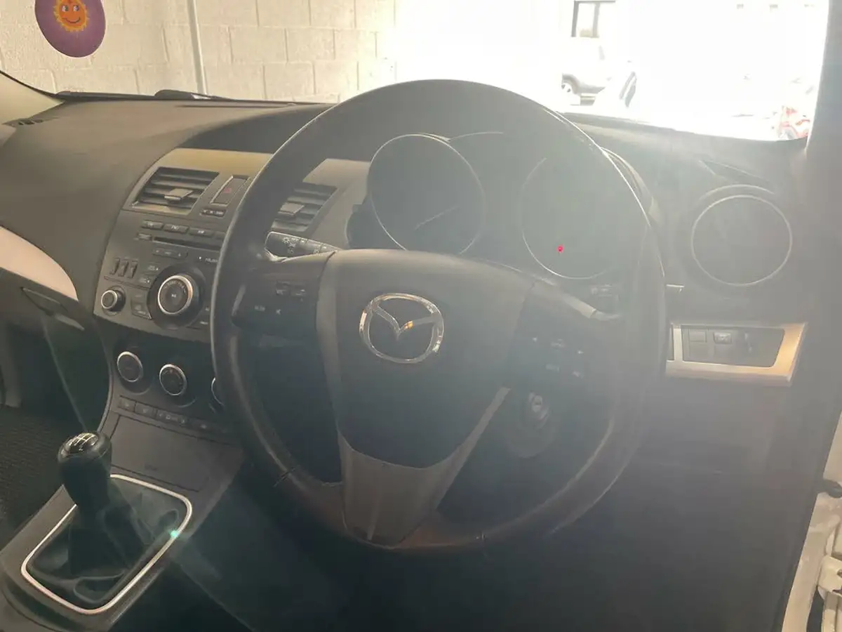 2012-mazda-mazda3-16-tamura-big-37