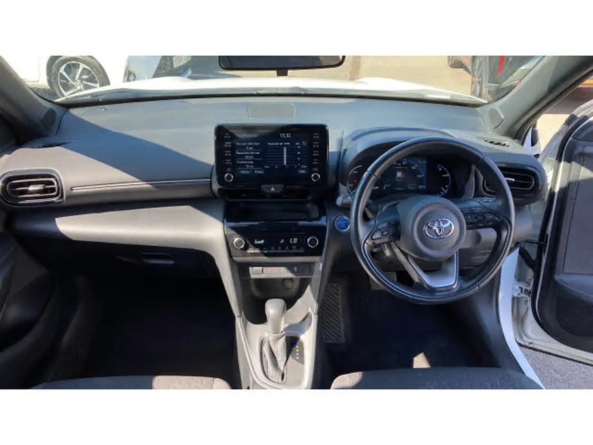 2022-toyota-yaris-15-vvt-i-design-panoramic-roof-big-4