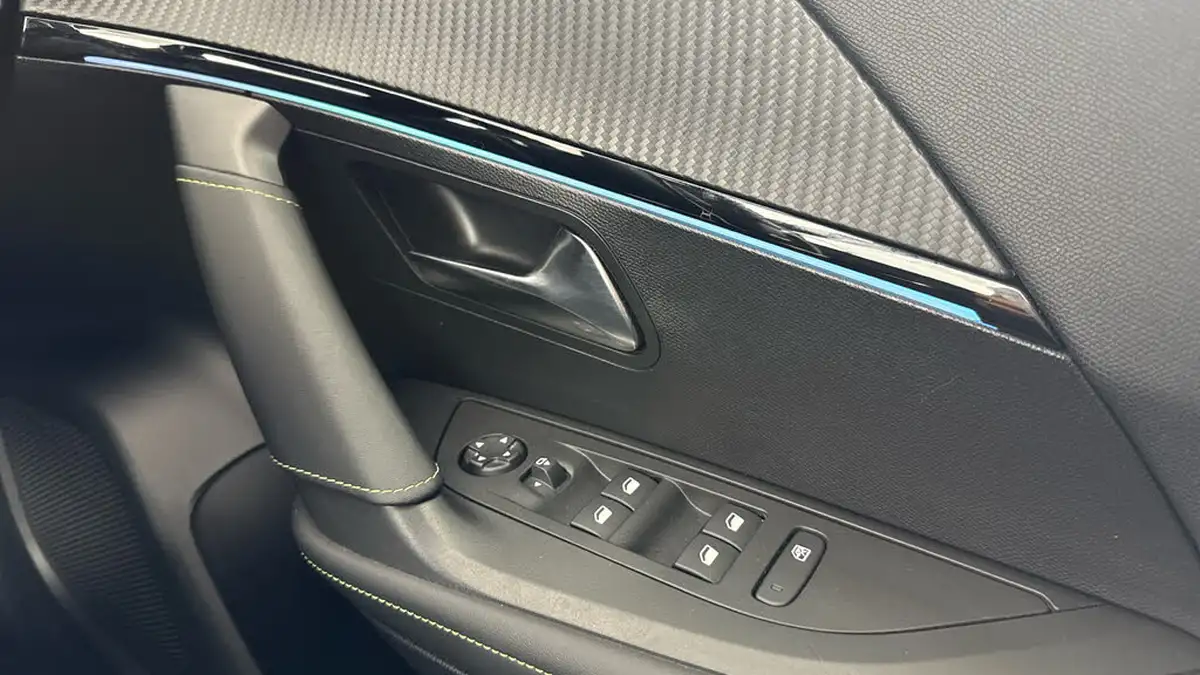 2023-peugeot-2008-suv-e-gt-136bhp-50kwh-station-wagon-big-23