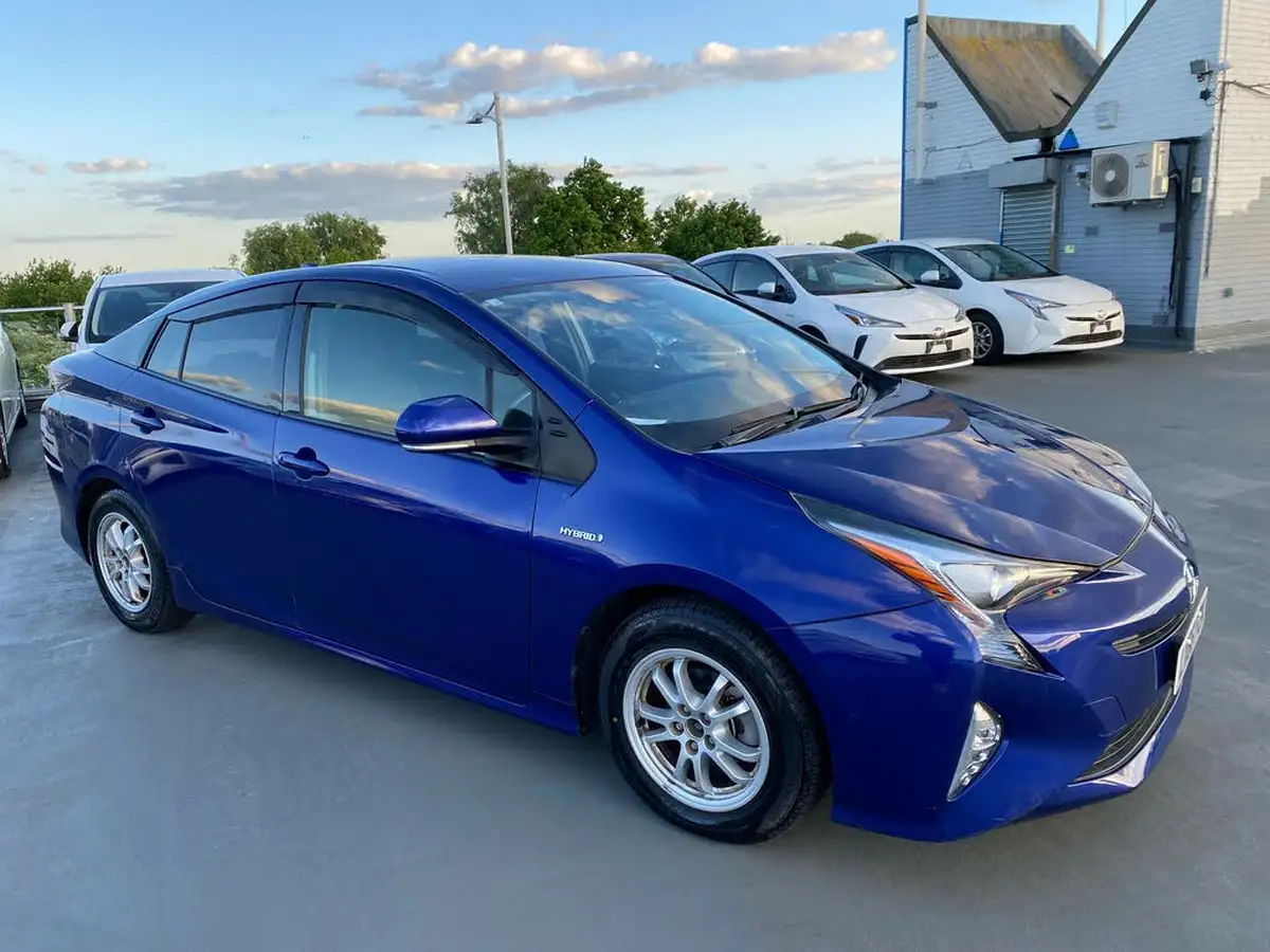 2016-toyota-prius-big-3