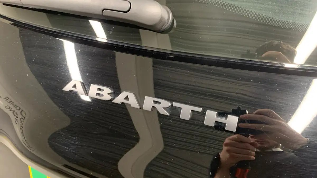 2024-abarth-500-e-500e-big-43