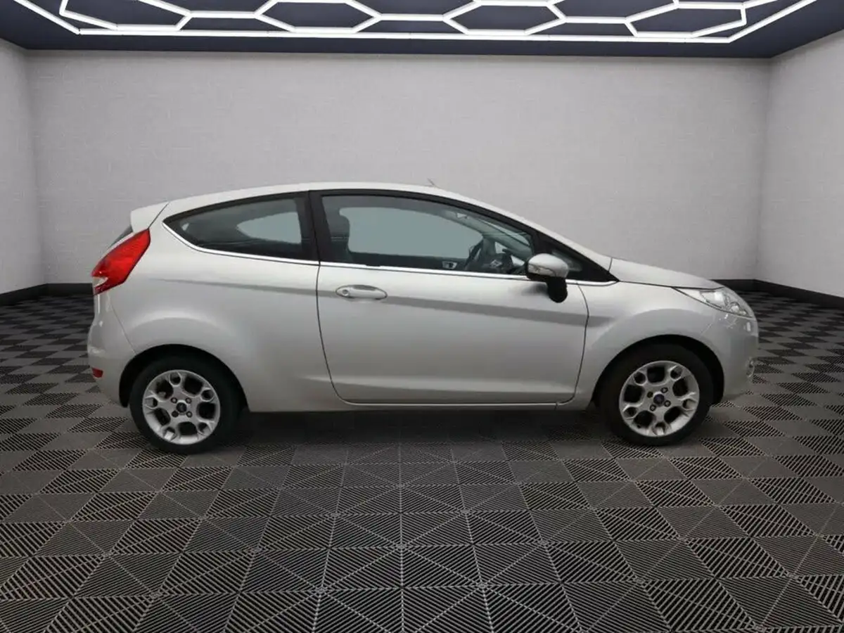 2012-ford-fiesta-125-zetec-3d-big-6