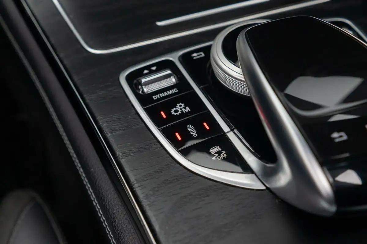 2018-mercedes-benz-glc-class-40-glc-amg-63-premiumss-coupe-4d-big-25