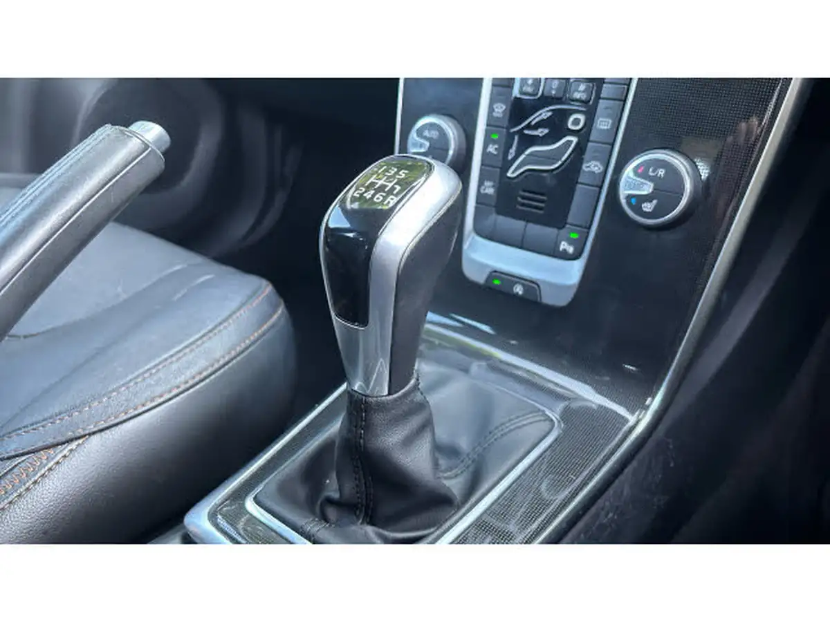 2016-volvo-v40-20-t3-cross-country-pro-big-13