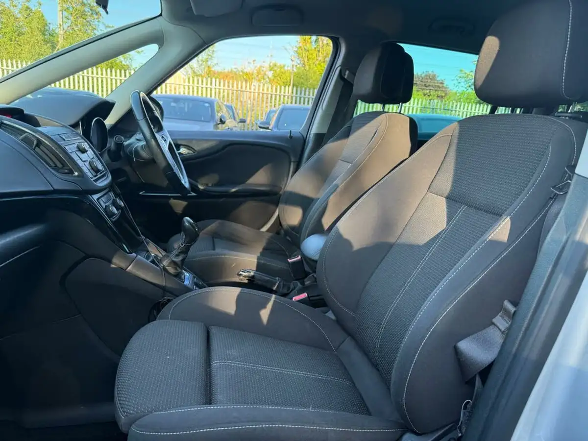 2012-vauxhall-zafira-tourer-20cdti-sri-big-35