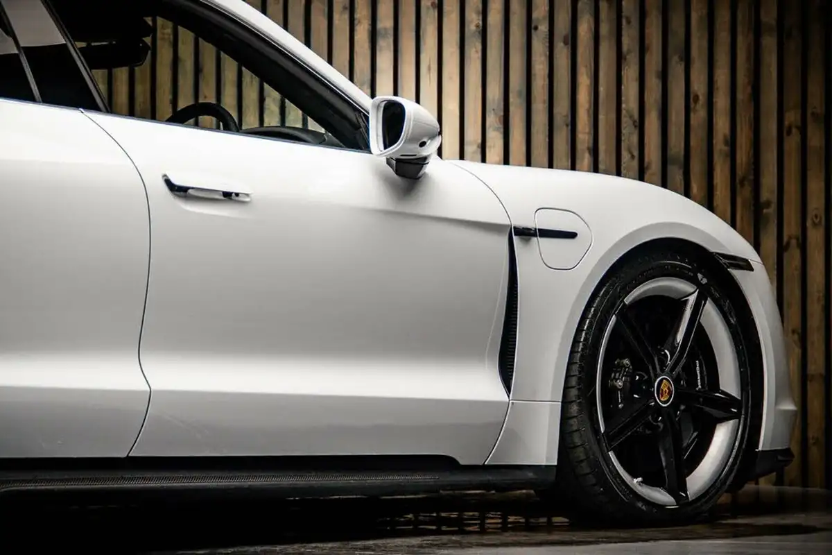 2022-porsche-taycan-e-turbo-s-big-13