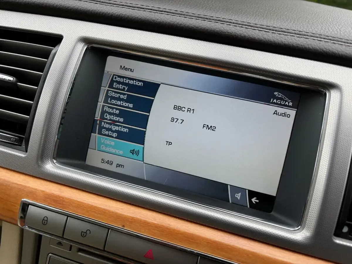 2010-jaguar-xf-30-luxury-big-41
