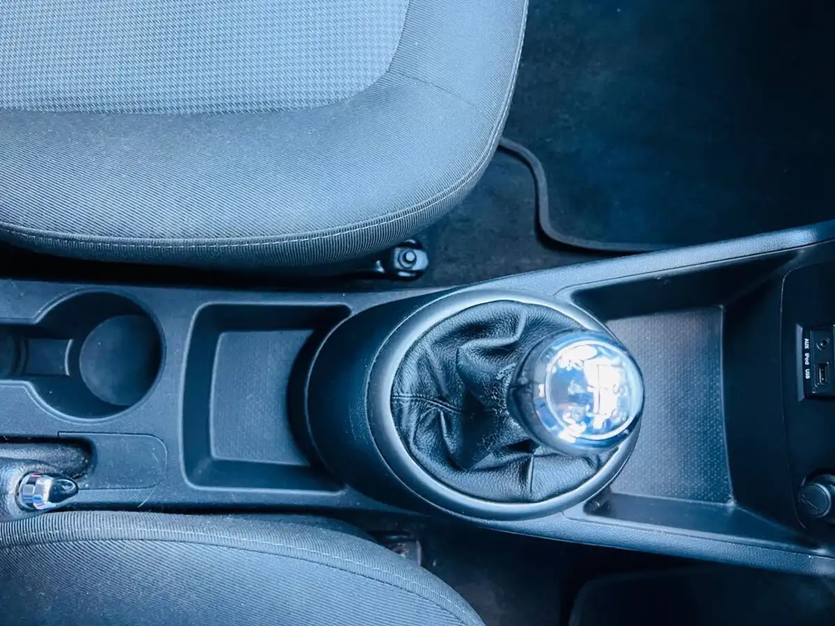 2013-hyundai-i20-12-active-5d-big-21