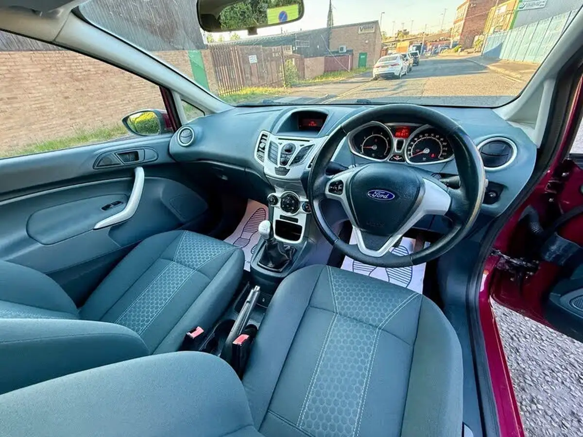 2010-ford-fiesta-125-zetec-3d-big-1