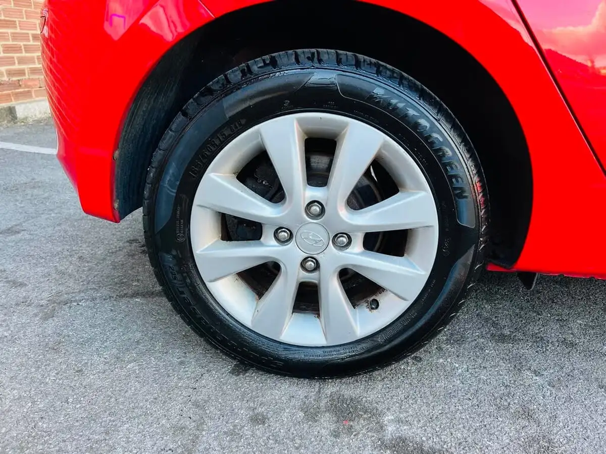 2013-hyundai-i20-12-active-5d-big-45