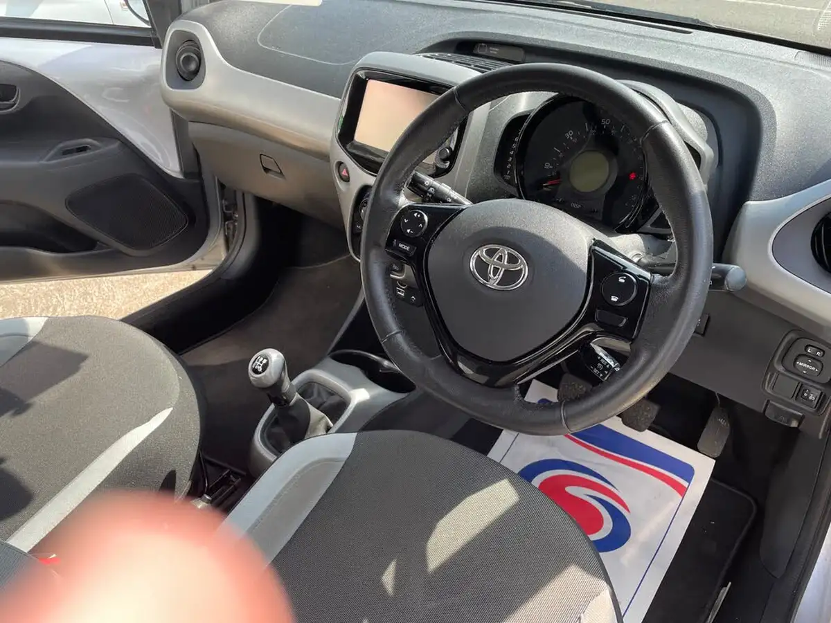 2015-toyota-aygo-10-vvt-i-x-play-5d-big-10