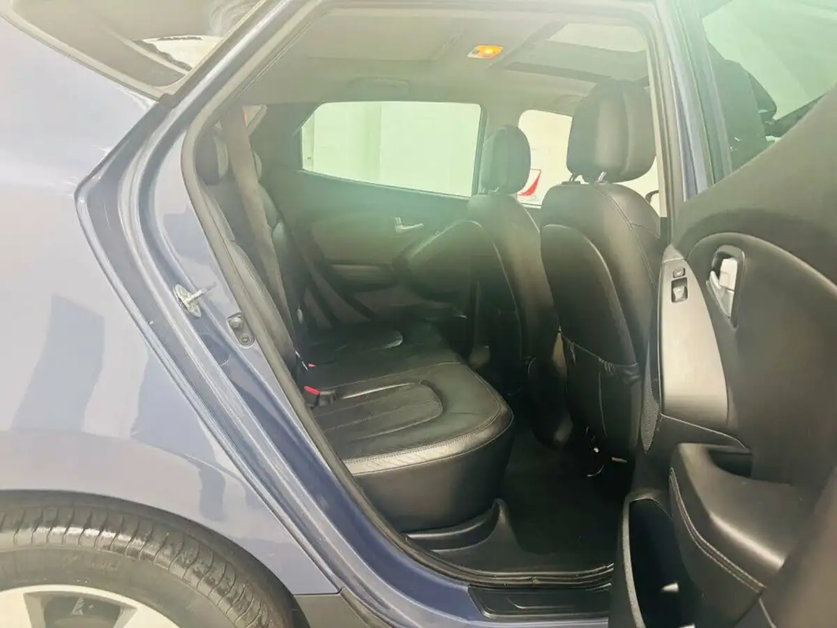 2014-hyundai-ix35-17td-premium-115ps-panorama-big-18