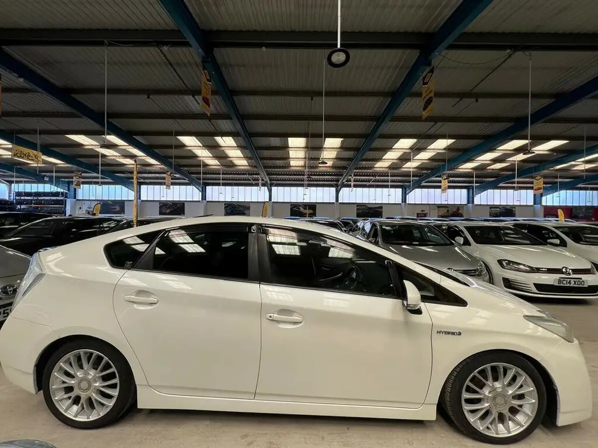 2010-toyota-prius-big-5