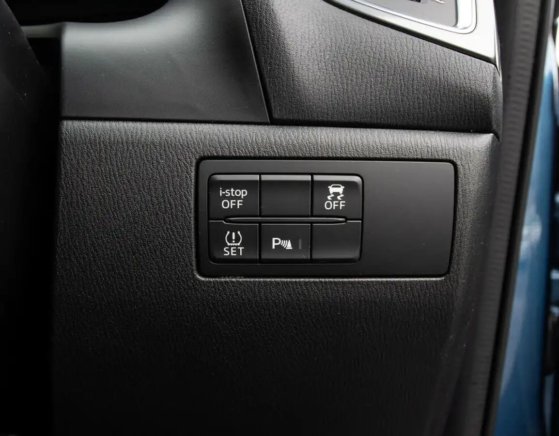 2018-mazda-mazda3-20-sport-nav-120ps-hatchback-5d-big-16