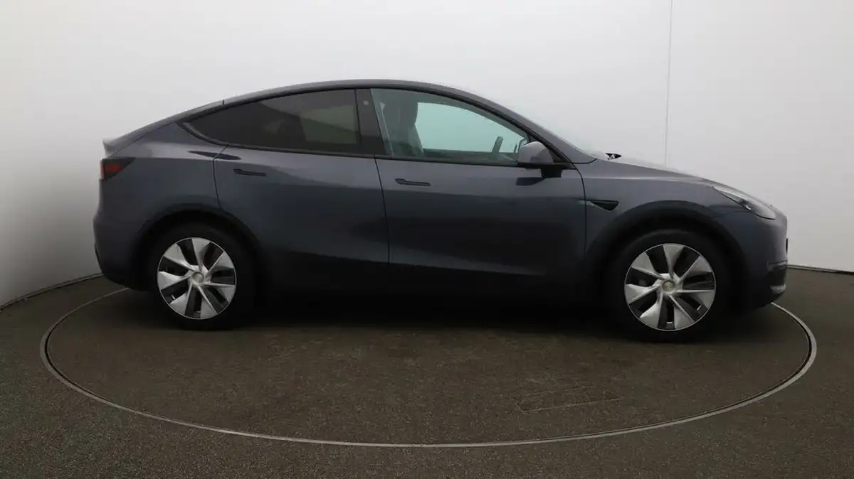2022-tesla-model-y-e-long-range-big-46