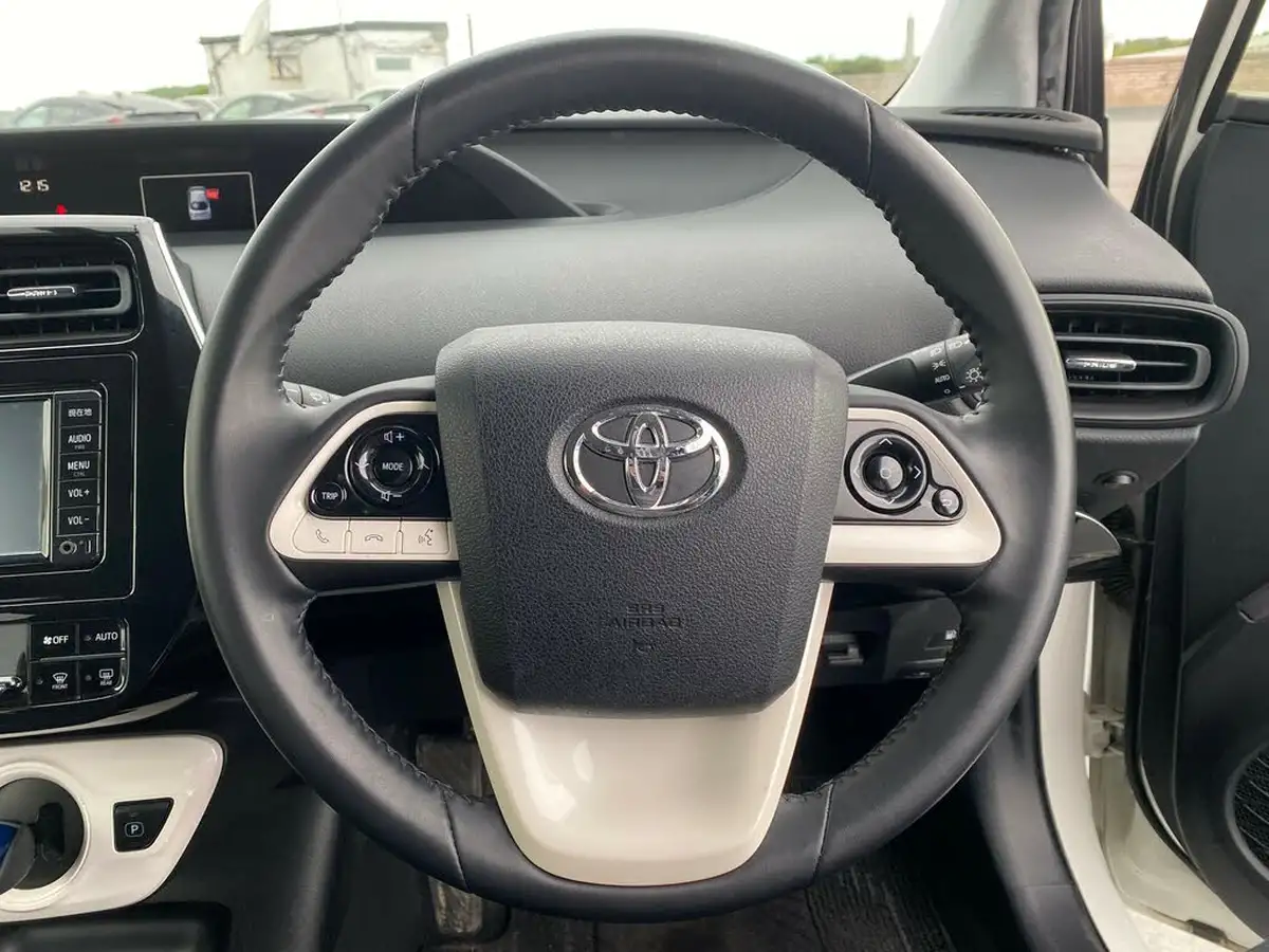 2017-toyota-prius-big-17
