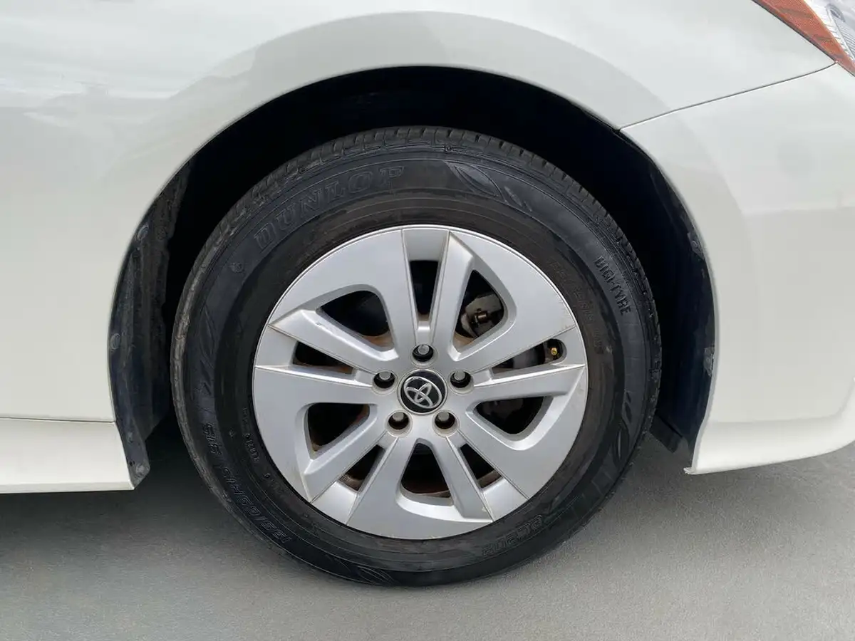 2017-toyota-prius-big-41