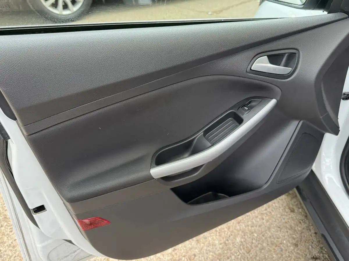 2015-ford-focus-10-zetec-t-125ps-hatchback-big-33