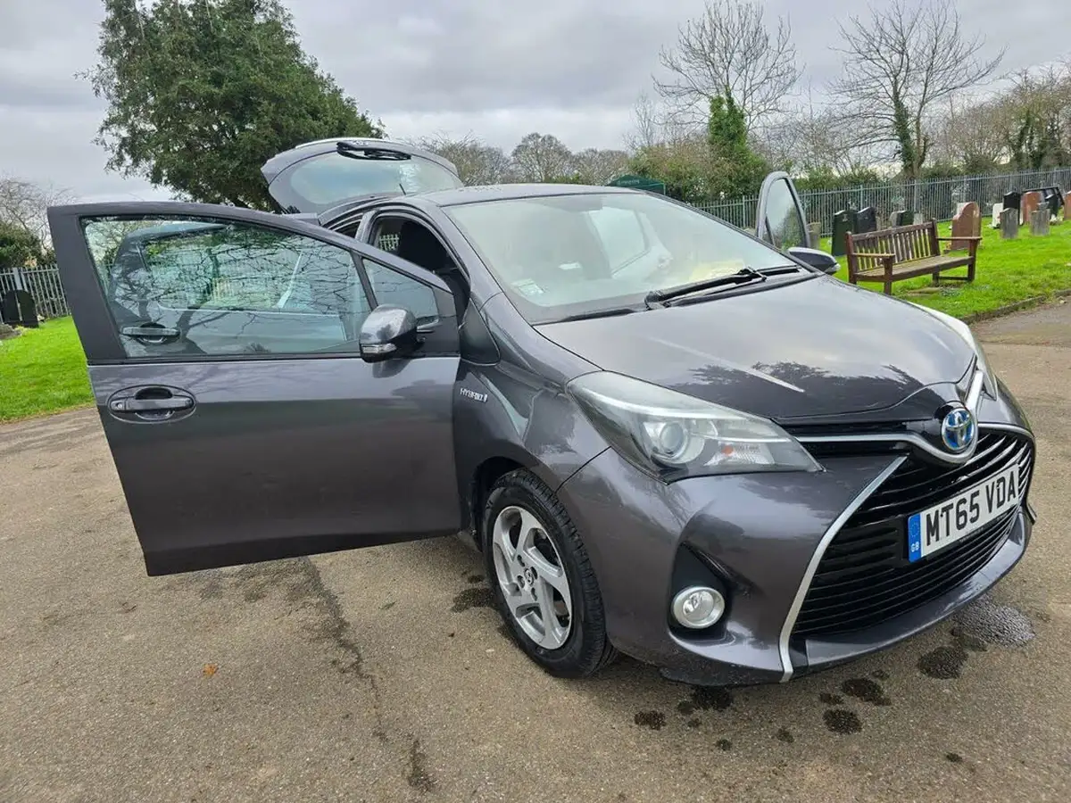 2015-toyota-yaris-15-vvt-i-icon-hybrid-big-4