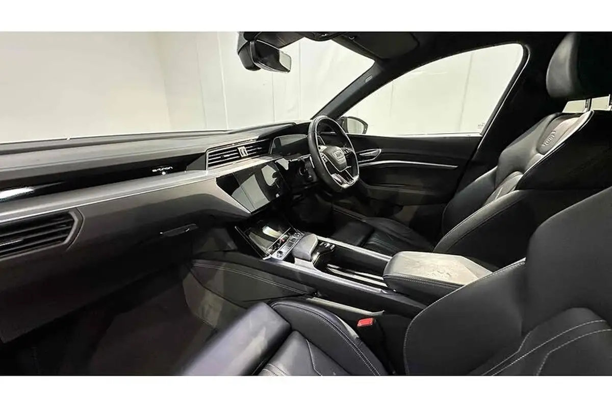 2022-audi-e-tron-50e-black-edition-station-wagon-big-22