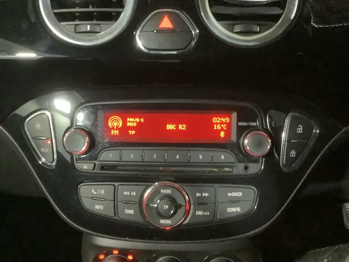 2013-vauxhall-adam-14-glam-100ps-ecoflex-ss-big-22
