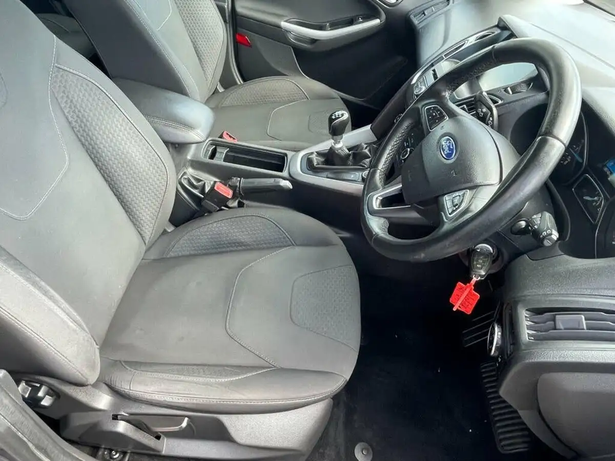 2015-ford-focus-15tdci-zetec-120ps-hatchback-big-10