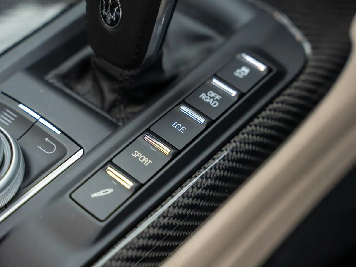 2020-maserati-levante-38-gts-big-21