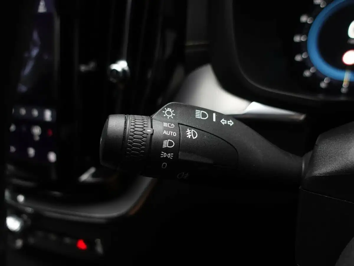 2021-volvo-xc60-20-b5-r-design-pro-awd-big-40