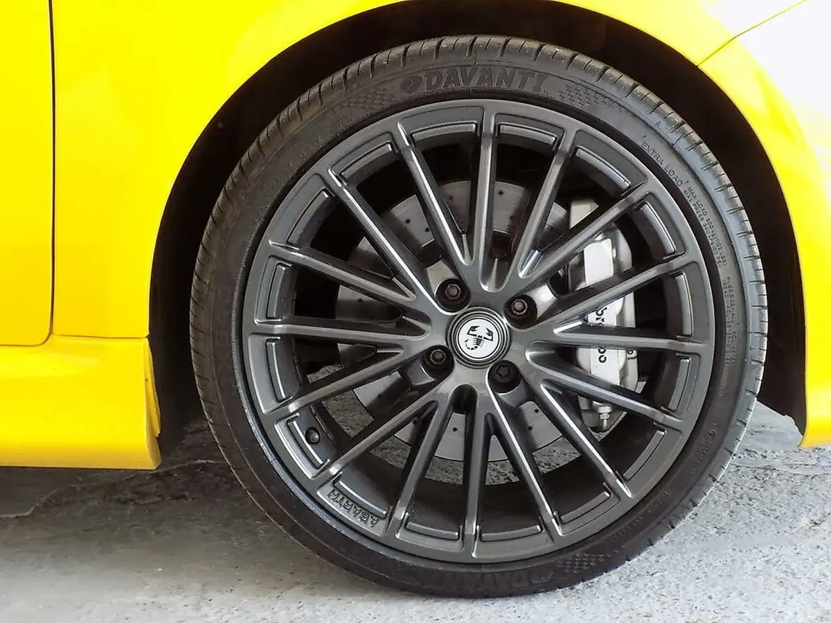 2022-abarth-595-14-tjet-competizione-big-6
