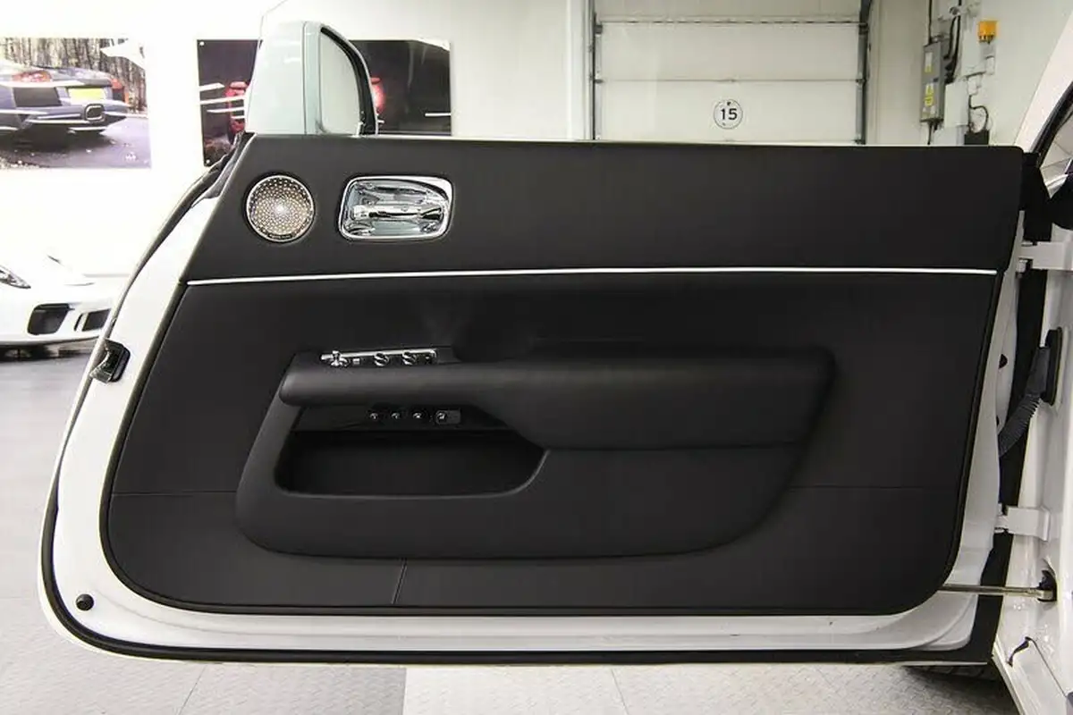 2017-rolls-royce-wraith-66-no-trim-big-32