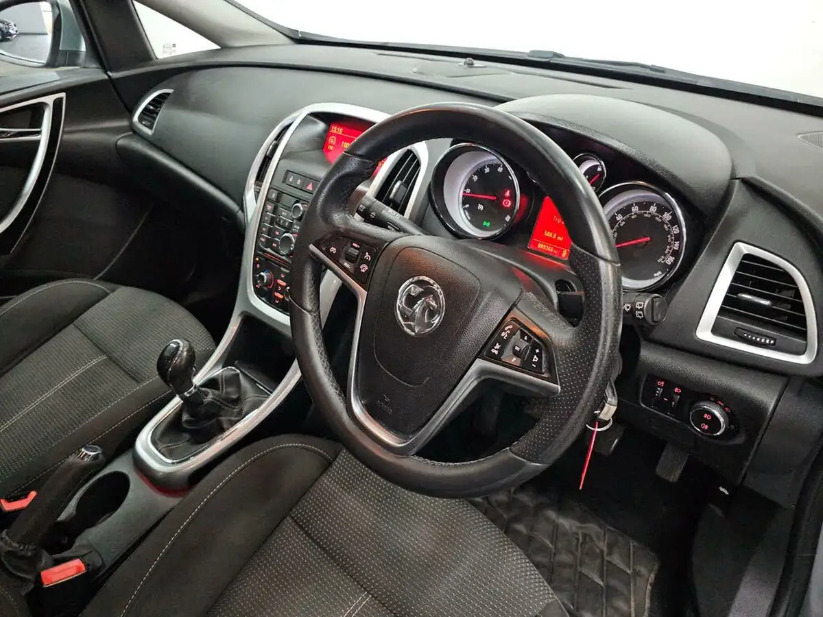 2013-vauxhall-astra-14-sri-turbo-140ps-1364cc-big-11