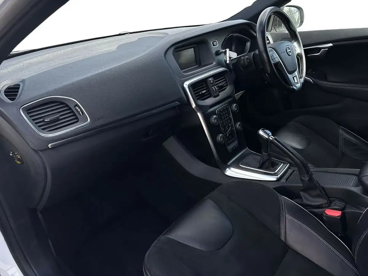 2016-volvo-v40-20td-d2-r-design-big-6