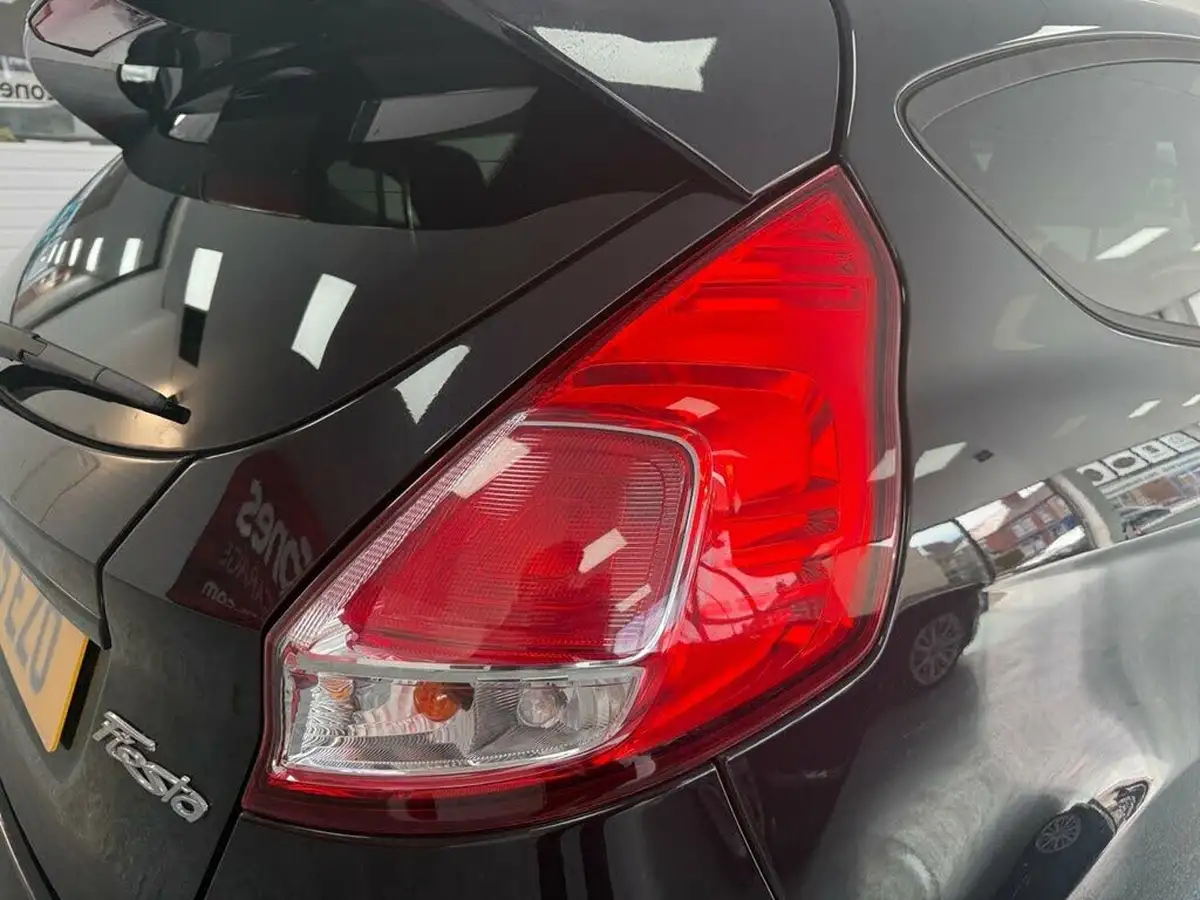 2015-ford-fiesta-10-zetec-s-black-edition-big-4