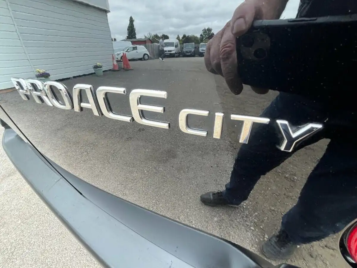 2022-toyota-proace-city-15d-active-big-11